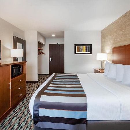Wingate By Wyndham Detroit Metro Airport Hotel Romulus Exterior photo