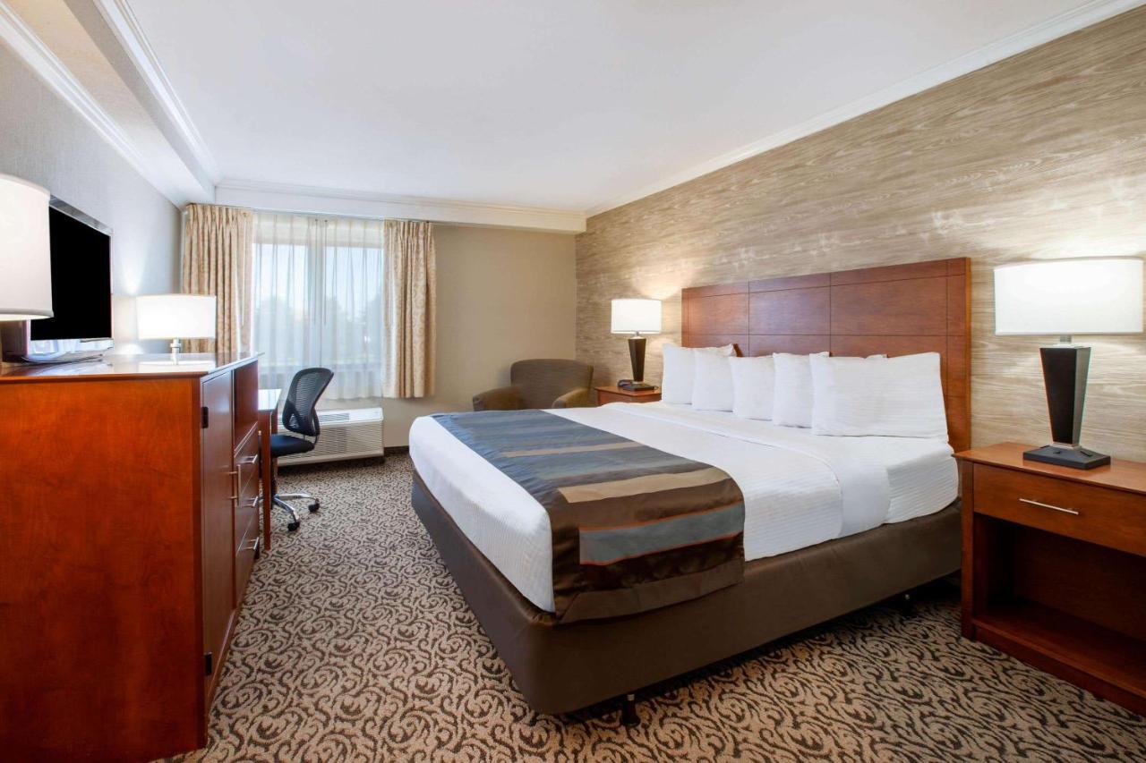 Wingate By Wyndham Detroit Metro Airport Hotel Romulus Exterior photo
